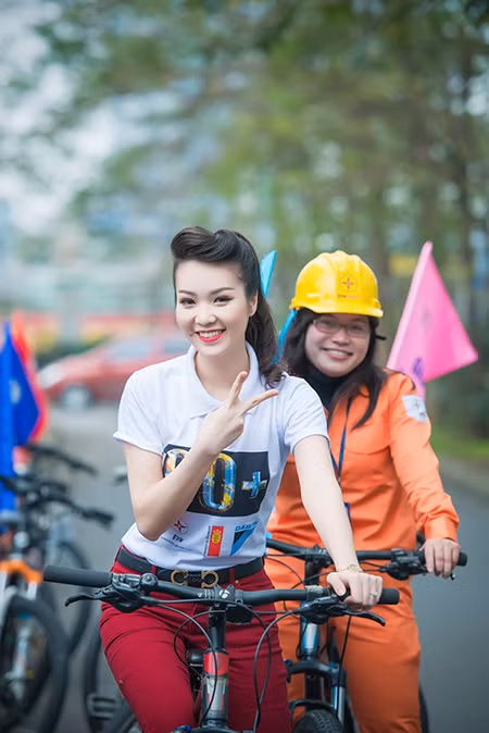 Á hậu Thụy Vân đạp xe kêu gọi tiết kiệm điện ảnh 4