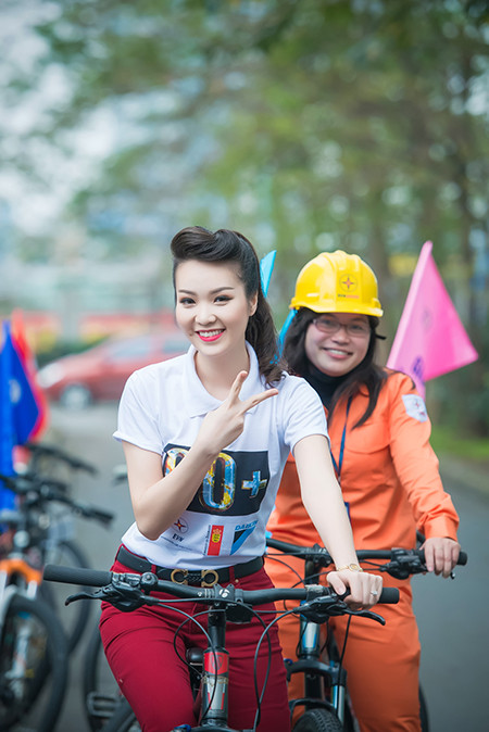 Á hậu Thụy Vân đạp xe kêu gọi tiết kiệm điện ảnh 4