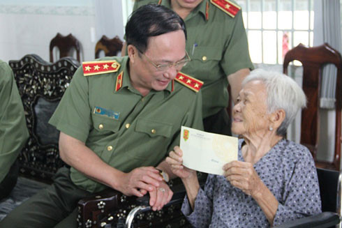 Lãnh đạo Bộ Công an dâng hương tưởng niệm các liệt sỹ An ninh Trung ương Cục miền Nam ảnh 1