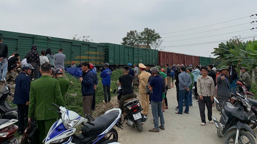 Băng qua đường ngang dân sinh, xe tải bị tàu hỏa húc văng xuống ao ảnh 1