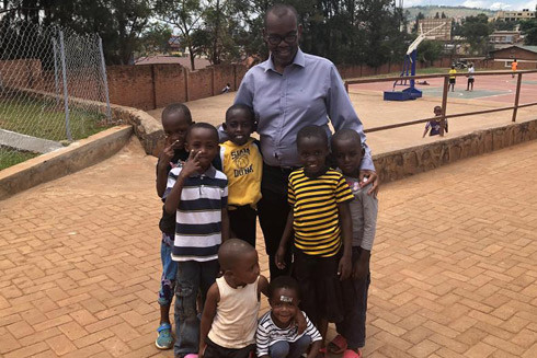 Người hùng cứu sống 400 người trong cuộc diệt chủng ở Rwandan 25 năm trước ảnh 1