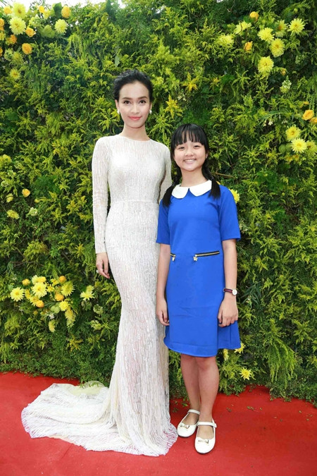 Nữ ca sĩ Ái Phương chính thức ra mắt MV "Tôi thấy hoa vàng trên cỏ xanh" ảnh 1