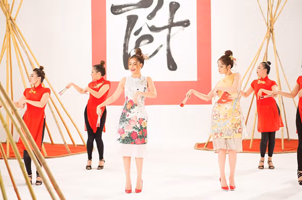 Hoàng Thùy Linh "bắt tay" cùng Chi Pu tung MV đón xuân rực rỡ ảnh 4 Hoàng Thùy Linh "bắt tay" cùng Chi Pu tung MV đón xuân rực rỡ ảnh 4