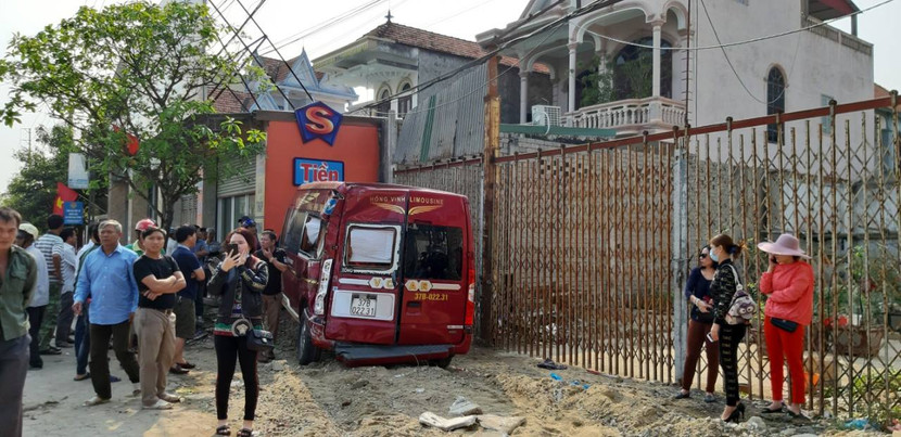 Xe tải hất văng xe khách trên QL1A, hàng chục khách hoảng loạn ảnh 1