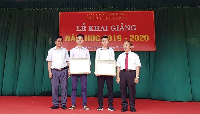 Khen thưởng nam sinh dũng cảm cứu người trong cơn lũ dữ ảnh 1