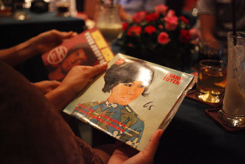 Người ở lại nặng lòng với đĩa than ảnh 1