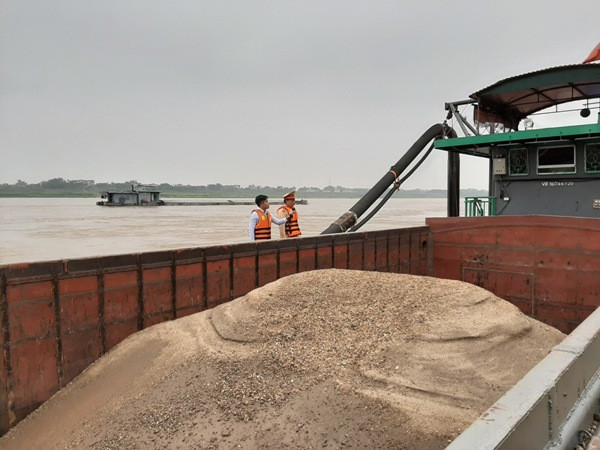 Số lượng cát khổng lồ được các tàu khai thác cát trái phép này khai thác từ đáy sông lên tàu
