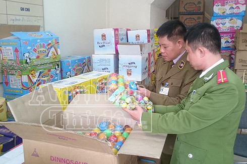 Tạm giữ hàng trăm thùng bánh kẹo Trung Quốc không hóa đơn, chứng từ tại Hà Nội ảnh 4