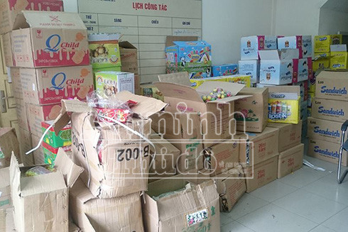 Tạm giữ hàng trăm thùng bánh kẹo Trung Quốc không hóa đơn, chứng từ tại Hà Nội ảnh 1