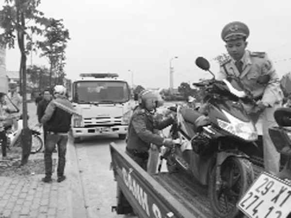 Chặn vi phạm ATGT ở cửa ngõ Thủ đô ảnh 1