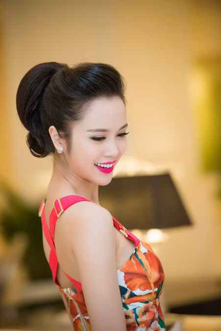 Vũ Ngọc Anh khoe đường cong quyến rũ với vòng một căng đầy ảnh 2