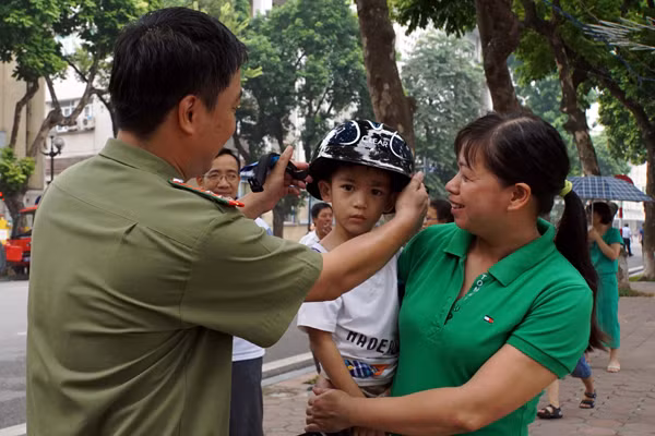 Đội mũ bảo hiểm đạt chuẩn - Về nhà an toàn ảnh 10