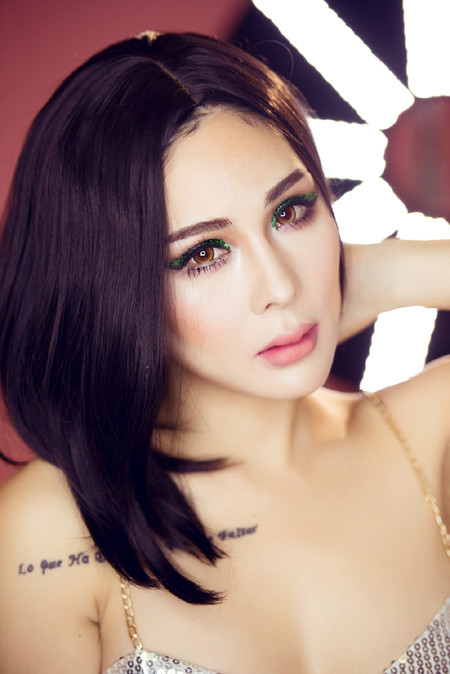 Tina Lê quyến rũ với xu hướng trang điểm mắt nhũ lấp lánh ảnh 5