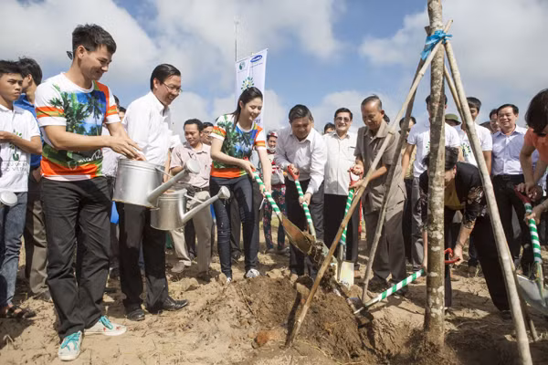 Hoa hậu Ngọc Hân diện áo đôi cùng Xuân Bắc trồng cây tại Bến Tre ảnh 5