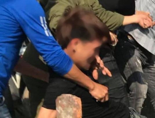 Hai nam thanh niên đến nhà bạn gái chúc Tết bị cả làng vây đánh ảnh 1