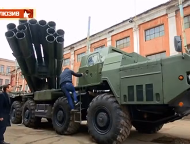 Xe thiết kế với 4 cầu chủ động, có chiều dài 12,7m, rộng 3m, cao 3,29m, khối lượng 20,5 tấn, tải trọng 24 tấn.