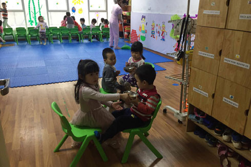 Xem lại việc cấp phép cho các cơ sở mầm non: Tồn tại nhờ trường công quá tải? ảnh 1