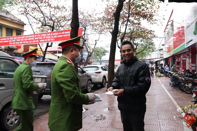 Công an quận Long Biên phát miễn phí 20.000 khẩu trang y tế cho người dân ảnh 8