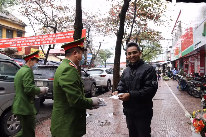 Công an quận Long Biên phát miễn phí 20.000 khẩu trang y tế cho người dân ảnh 8