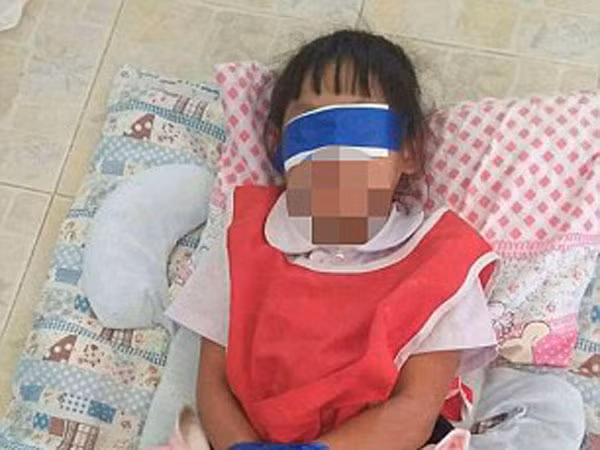 Thái Lan: Giáo viên trói tay, bịt mắt 2 bé gái trong lớp gây phẫn nộ ảnh 1