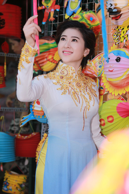 Top 10 Miss Ngôi sao Thùy Trang diện áo dài dạo phố đón Trung Thu ảnh 9