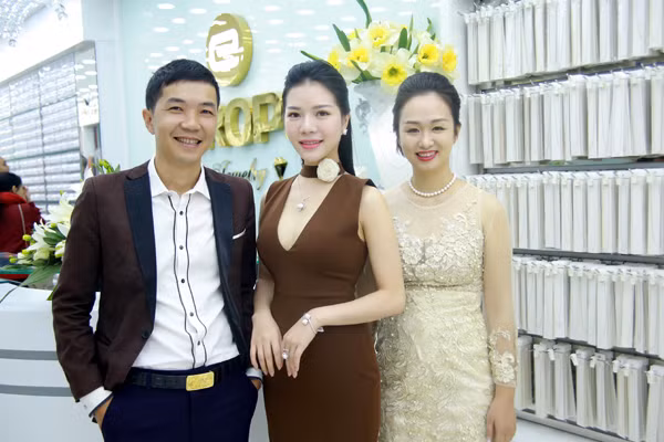 MC Nhã Uyên khoe vẻ trẻ trung, quyến rũ với những bộ trang sức độc đáo ảnh 7