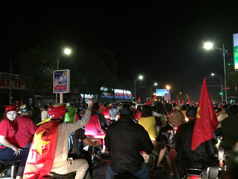 Việt Nam chiến thắng, người dân TP. Vinh đi "bão" ăn mừng ảnh 6