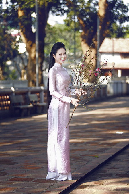 Hoa hậu Ngọc Anh rạng ngời giữa chốn thiền môn ảnh 2