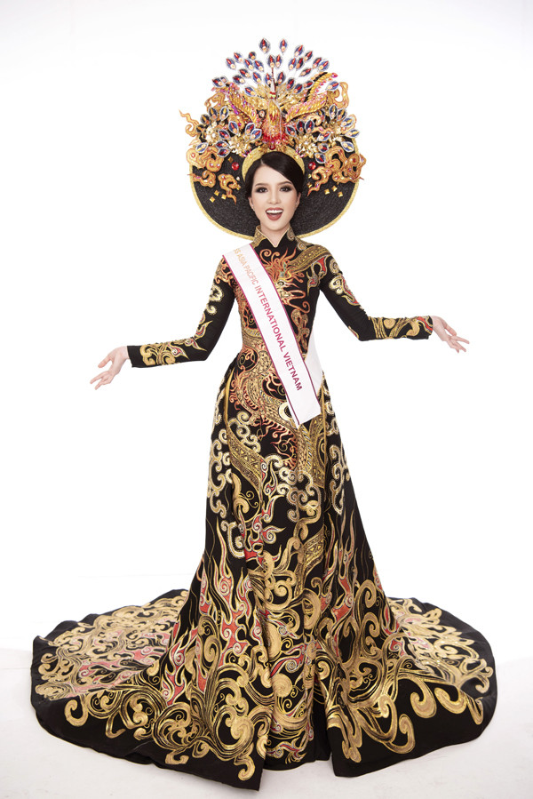 Thúy Vi đoạt giải trang phục truyền thống tại Miss Asia Pacific International ảnh 7 Miss Asia Pacific International đang diễn ra đến ngày 4/10 tại tại Manila, Philippines. Huỳnh Thuý Vi kỳ vọng với sự nỗ lực của mình, cô sẽ tiếp tục gặt hái thành công tại cuộc thi này sau Vương Thanh Tuyền, Hoàng Thu Thảo của những năm trước.