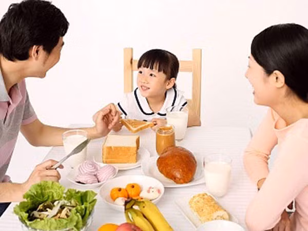 Bữa sáng đúng cách cho trẻ ảnh 1