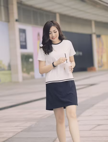 Á hậu Tú Anh diện đồ “xì-tin” rạng ngời dạo phố ảnh 2