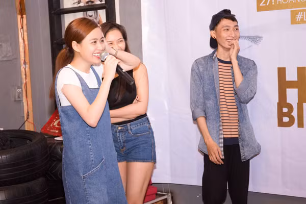 Hoàng Thuỳ Linh giản dị trong tiệc sinh nhật do người hâm mộ tổ chức ảnh 3