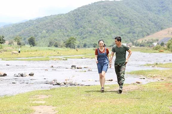 Angela Phương Trinh hạnh phúc nắm tay "người tình" Võ Cảnh ảnh 9