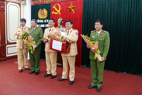 Khen thưởng Cảnh sát giao thông Lạng Sơn bắt các vụ vận chuyển ma túy ảnh 1