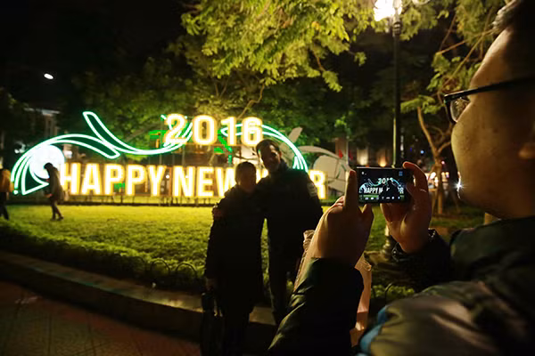 Không khí hân hoan chào đón năm mới 2016 trên khắp mọi miền Tổ quốc ảnh 10
