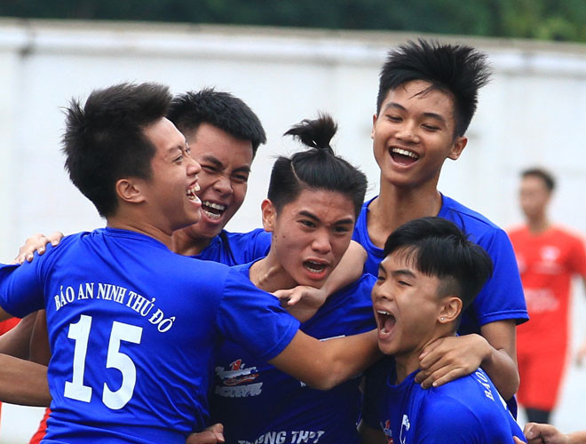 “Búi tỏi” có vẻ là kiểu tóc được các cầu thủ rất ưa chuộng, đặc biệt là với những bạn để mái tóc dài và muốn gọn gàng ngay lập tức để thi đấu. “Búi tỏi” có vẻ là kiểu tóc được các cầu thủ rất ưa chuộng, đặc biệt là với những bạn để mái tóc dài và muốn gọn gàng ngay lập tức để thi đấu.