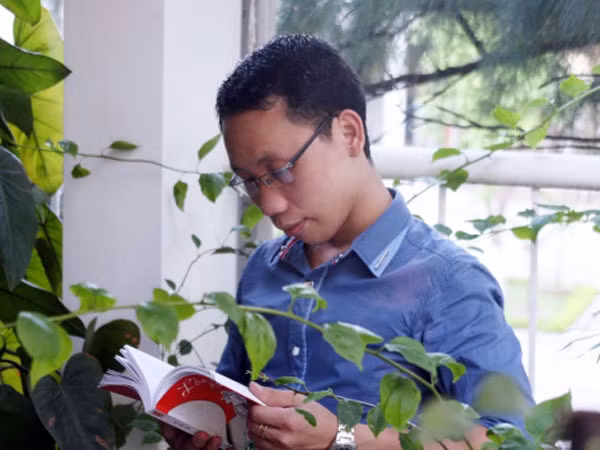 Nhà thơ trẻ trong "cơn lốc" thương mại hóa ảnh 2
