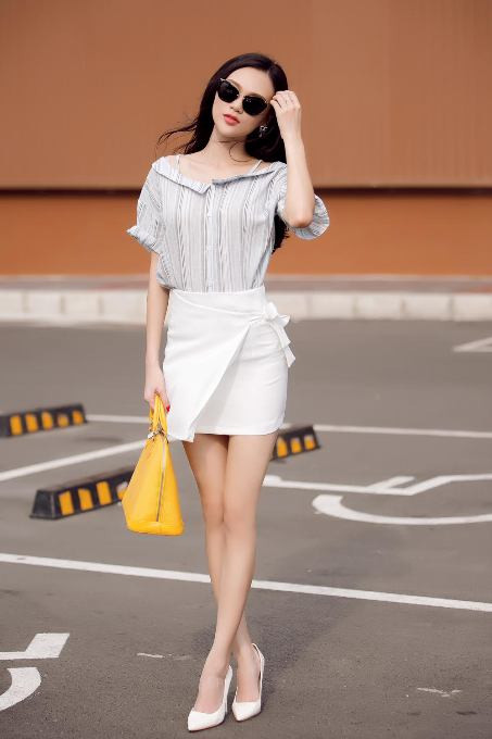 Cao Thùy Linh diện đồ gợi cảm khoe vai trần và chân dài thẳng tắp ảnh 1