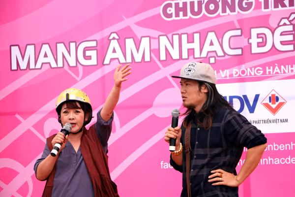 Danh hài Trà My "vác bụng bầu" lên sân khấu ảnh 3