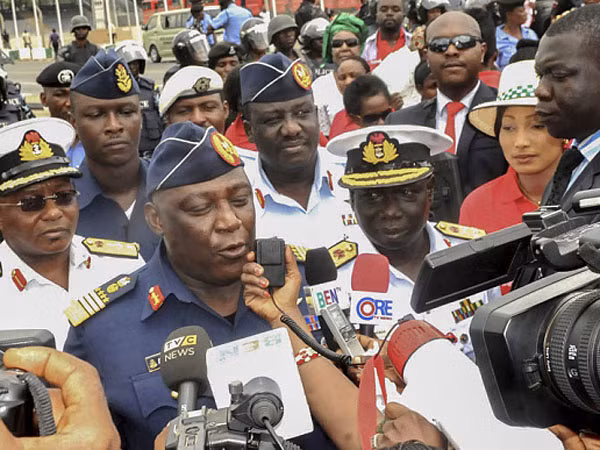 Cựu Bộ trưởng Quốc phòng Nigeria tham nhũng để mua biệt thự ảnh 1