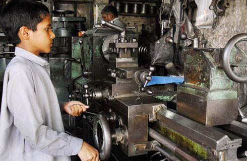 Nhiều trẻ em Pakistan bị lạm dụng tình dục khi sớm phải mưu sinh ảnh 1