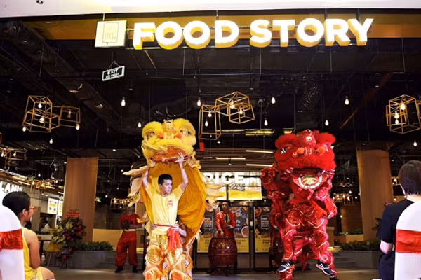 Theo chân tín đồ ẩm thực Hà thành "ăn cả thế giới" tại Food Story ảnh 2