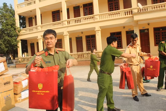 Sẻ chia những khó khăn với người dân nghèo ở huyện Điện Biên ảnh 10