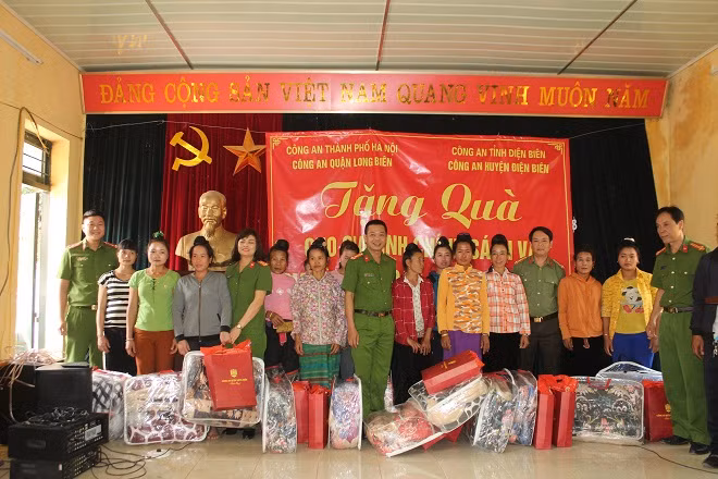 Sẻ chia những khó khăn với người dân nghèo ở huyện Điện Biên ảnh 9