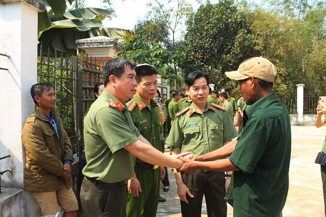 Sẻ chia những khó khăn với người dân nghèo ở huyện Điện Biên ảnh 7