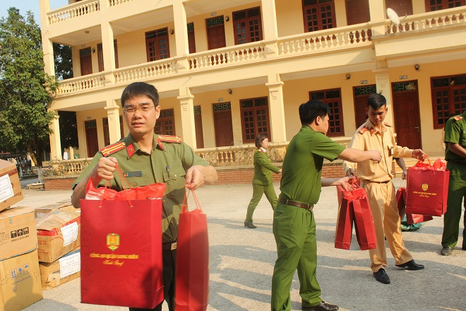 Sẻ chia những khó khăn với người dân nghèo ở huyện Điện Biên ảnh 10