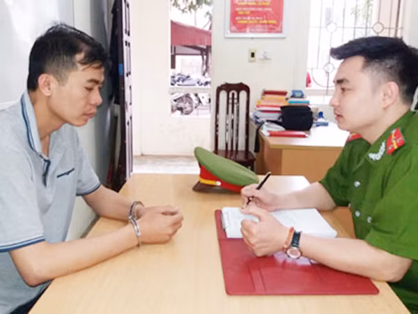 Mạo danh công an, hứa "chạy" trường ảnh 1