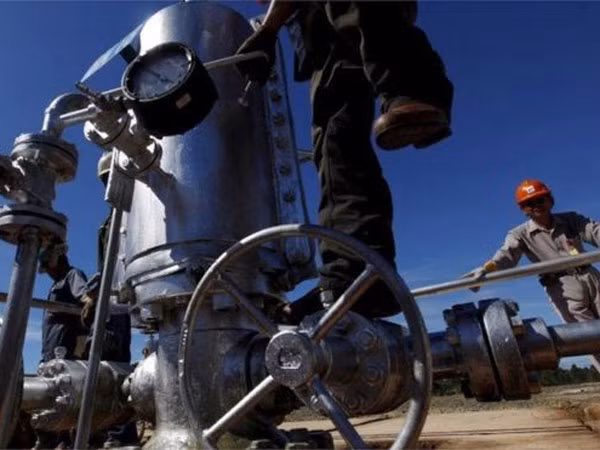 Căng thẳng ở Trung Đông khiến giá dầu và vàng thế giới tăng vọt ảnh 1