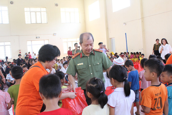 Mang niềm vui đến với trẻ em miền núi ảnh 6