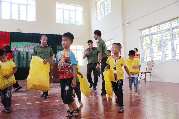 Mang niềm vui đến với trẻ em miền núi ảnh 7
